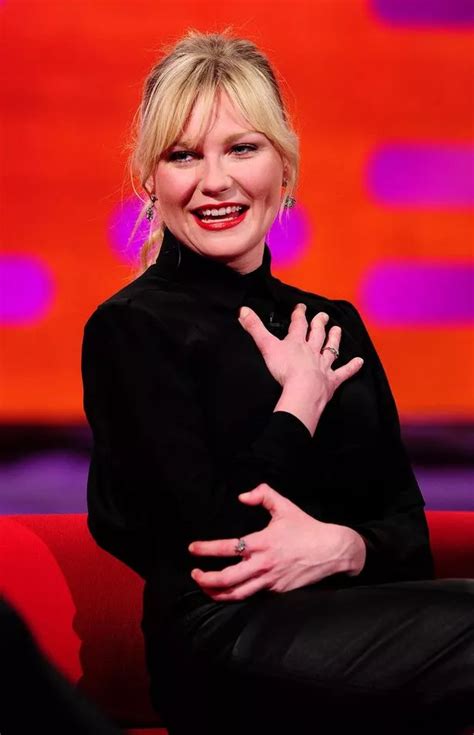 Kirsten Dunst strips topless on French magazine cover and says。